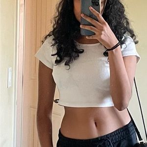 PRINCESS POLLY white cropped tee
size 4